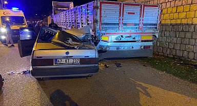 Mardin'de park halindeki tıra çarpan otomobilde 5 kişi yaralandı