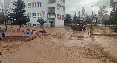 Mardin'de sağanak nedeniyle okulda mahsur kalan 75 öğrenci tahliye edildi