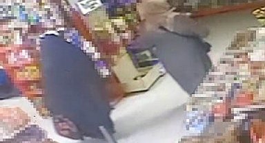 Marketten hırsızlık güvenlik kamerasına yansıdı