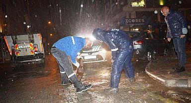 Marmaris'te belediye ekiplerinden gece boyunca 'sağanak ve fırtına' mesaisi