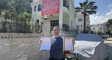 Marmaris'te "Adalet istiyoruz" diyerek balkona pankart astılar