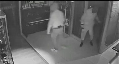 Maskeli beşler girdikleri işletmelerde çelik kasaları böyle patlattı...