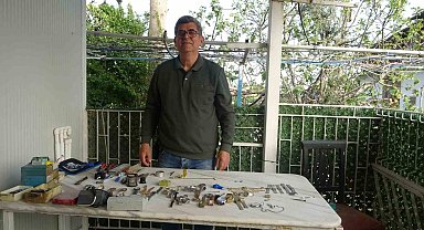 Merakla başlayıp 35 sene yaptığı mesleği teknolojiye yenik düşen saatçi, 12 yıldır evinde mesleğini yaşatıyor