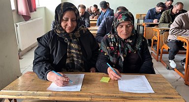 Meralardan sınıflara: Yüksekovalı çiftçiler bu kez sıralarda ter döktü