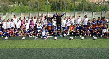 Mersin Üniversitesi'nde yüzlerce çocuk ve genç, dijital bağımlılıktan uzak sporla yetişiyor