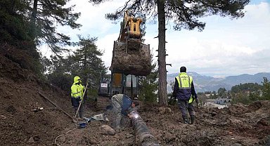 Mersin'de heyelan bölgesinde hasar gören içme suyu hattı onarıldı