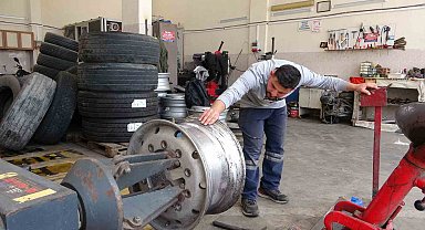 Mersin'de kamyon lastiği şişirirken patladı: O anlar kamerada