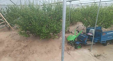 Mersin'de sağanak sele yol açtı: Yol çöktü, seralar zarar gördü