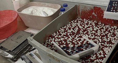 Mersin'de sentetik ecza imalathanesine operasyon: Binlerce hap ele geçirildi, 2 tutuklama