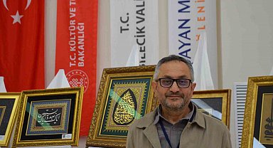 Mesai saatleri haricinde naht sanatını icra ederek, cami ve türbelere hat tabloları yapıyor