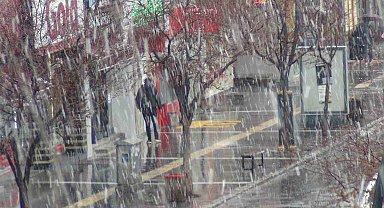 Meteoroloji uyardı: Kars'ta kar yağışı başladı