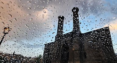 Meteorolojiden "Kuvvetli yağış ve rüzgar" uyarısı