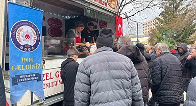 Mevlit çıkışı vatandaşlara lokma ikramı