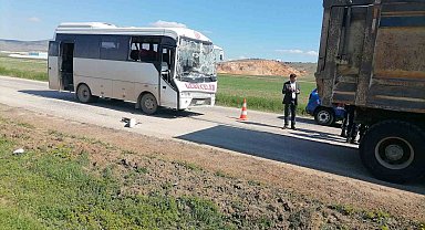 Midibüsün kamyona arkadan çarptığı kazada 3 kişi yaralandı