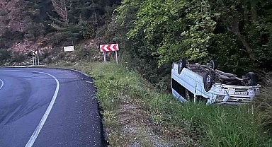 Minibüs yoldan çıktı: 2 yaralı