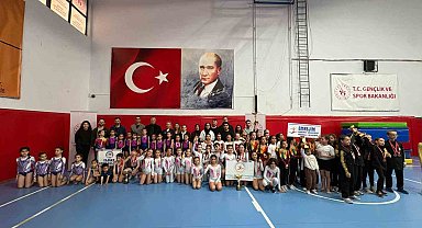 Minik cimnastikçilerden 23 Nisan için Alaşehir'de yarıştı