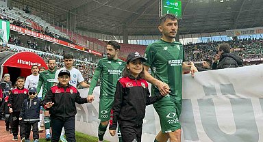 Minik taraftarlar Polis Haftası kapsamında üniforma ile sahaya çıktı