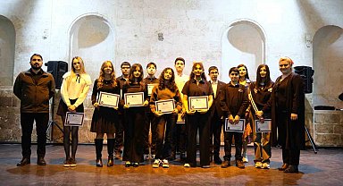 Minik ve genç piyanistler sahnede göz doldurdu