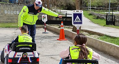 Minikler trafik güvenliğini jandarmadan öğrendi
