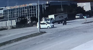 Motosiklet ile hafif ticari araç çarpıştı: 1 yaralı