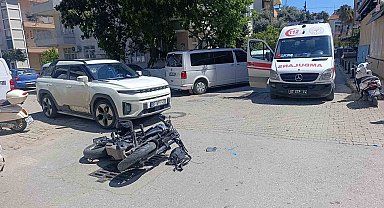 Motosiklet otomobile çarptı , o anlar güvenlik kamerasına yansıdı:1 yaralı