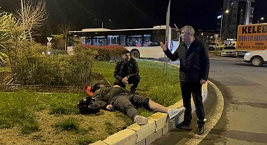 Motosiklet otomobile ok gibi saplandı: Kaza anı kamerada