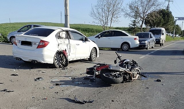 Motosiklet otomobile ok gibi saplandı