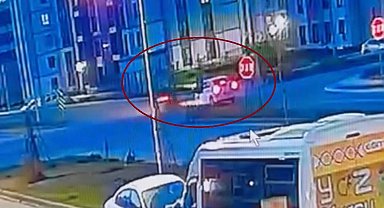 Motosiklet sürücüsünün otomobile çarpmasının etkisiyle fırladığı anlar kamerada