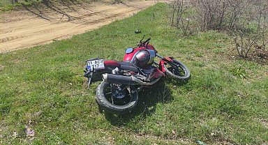 Motosiklet trafik tabelasına çarptı: 1 yaralı