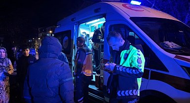 Motosiklet traktörün altında kaldı, sürücüsü araçtan atlayarak kurtuldu