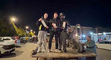 Motosikleti bağlanan sürücü 58 bin TL'lik ceza tutanağı ile poz verdi