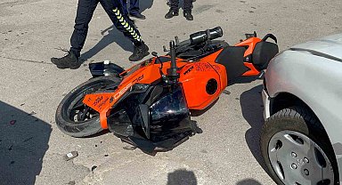 Motosikletin otomobille çarpıştığı kaza kamerada: 1 yaralı