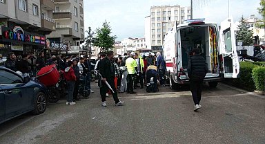 Motosikletin yayalara çarptığı kaza kamerada: Baba ve bebeği yaralandı