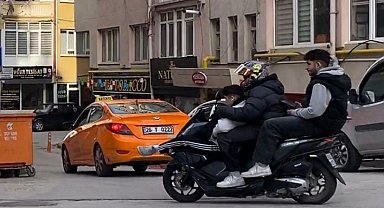 Motosiklette üç kişilik tehlikeli yolculuk