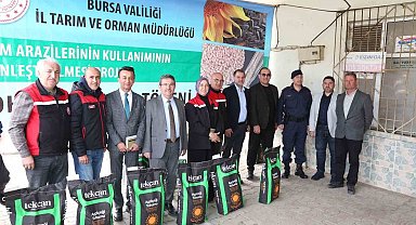 Mudanya Çayönü Mahallesi'nde yağlık ay çiçek tohumu dağıtımı yapıldı