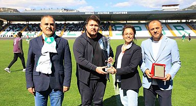 Muğlaspor Masa Tenisi Takımı şampiyonluk kupasını kaldırdı