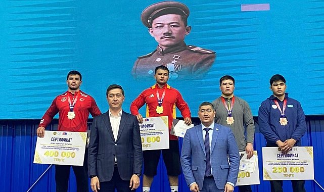 Muhittin Emre Helvacı'dan gümüş madalya