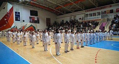 Muş'ta 300 karateciden öğretmenlerine anlamlı sürpriz