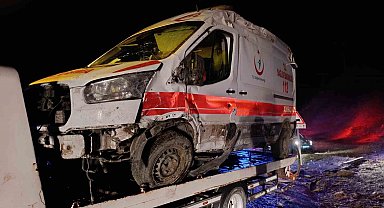Muş'ta ambulansı devrildi: 5 yaralı