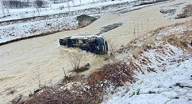 Muş'ta minibüs dereye uçtu: 8 yaralı
