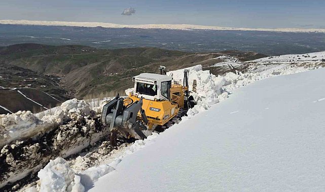 Muş'ta nisan ortasında karla mücadele sürüyor