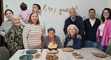 Mustafa dede, 102'nci yaş gününü çocukları ve torunlarıyla kutladı