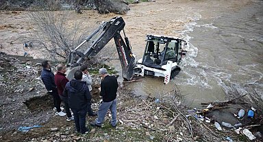 Mutki'de dereye kapılan kepçe kurtarıldı