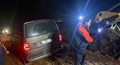 Navigasyon yardımıyla yolculuk yapan minibüsteki 10 kişi çamurlu yolda mahsur kaldı