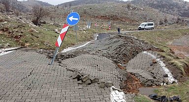 Nemrut Dağı yolunda heyelan meydana geldi