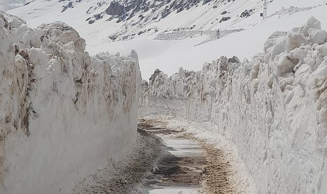 Nemrut'ta kar 5 metreyi buldu