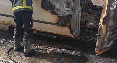 Nevşehir'de park halindeki minibüs alev alev yandı