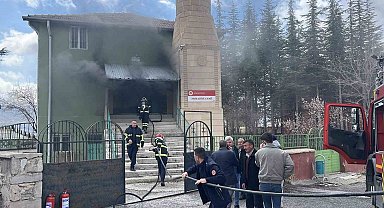 Niğde'de camide yangın, ekiplerin müdahalesi sürüyor