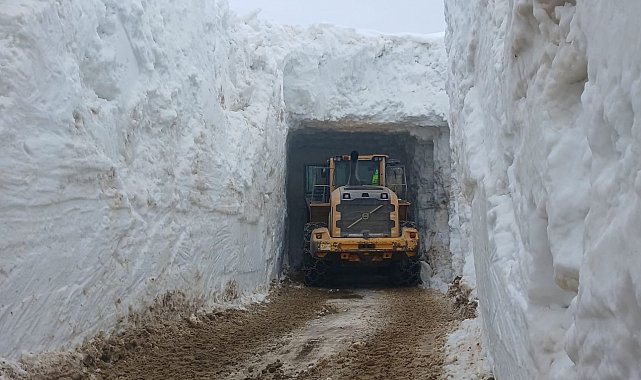Nisan ayında 4 metrelik kar tünellerinde çalışma