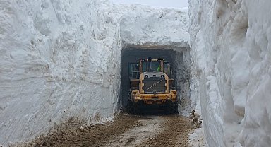 Nisan ayında 4 metrelik kar tünellerinde çalışma